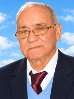 Ritratto sereno sotto il cielo blu