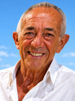 Ritratto sorridente sotto il cielo azzurro